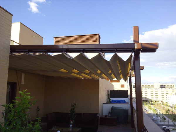Tener una pérgola en carpintería de aluminio es tener una estructura con importantes ventajas como durabilidad, seguridad o bajo coste de mantenimiento.